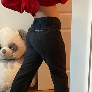 Svarta jeans - Har så mycket svarta kläder i min garderob så vill rensa lite. Detta är ett par väldigt sköna washed out jeans, de är svarta/gråa men små detaljer här och där. Dessa byxor är för långa på mig som är ca 160. Skriv ifall du har frågor💞