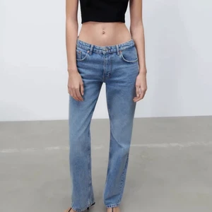 Zara jeans lågmidjade - Lågmidjade supersnygga jeans från zara, storlek 38 men passar bra på 36.  