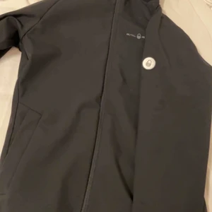 Köp - Köpte denna några veckor sen jag har haft den på mig 2 gånger men annars är den helt ny den kostade 2.400kr men säljer den för 1500kr 