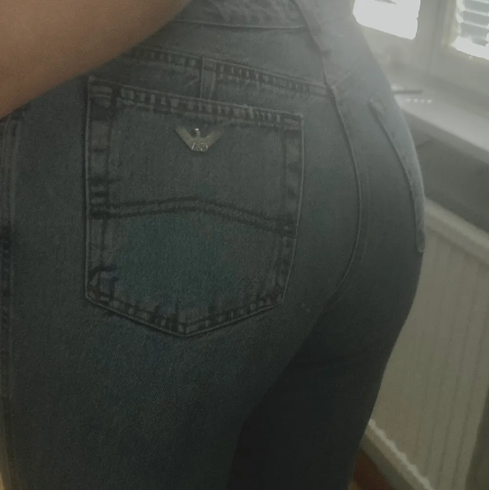 Fina och bekväma jeans från Armani som tyvärr blivit för små.  Använda men hela. Köparen står för frakt😇. Jeans & Byxor.