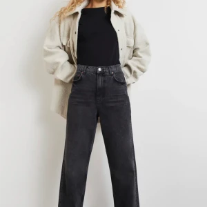 Gina jeans hög midja - Säljer dessa superfina jeans från ginatricot i storlek 34! Om ni undrar nått mer så är det bara att skriva!💕