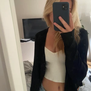 kofta  - Säljer en helt vanlig svart kofta ,jag säljer pga att jag köpte 2!💘💘💘 använd ett fåtal gånger.  köpte för 249 på bikbok