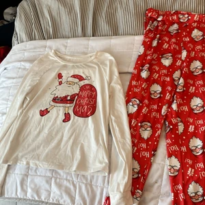 Jul pyjamas  - Säljer denna jul pyjamas som är använd en gång. Passar XS. Säljer via swish (inte via köp nu) så kontakta mig först så får du GRATIS FRAKT ❤️