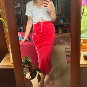 Röd, sportig kjol från Svea som bara är använd 1 gång! Köpt för 700kr