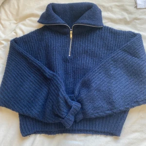 Mörkblå half zip från Gina💗 - Säljer min mörkblåa half zip tröja från Gina💕 Stl M men sitter fint oversized på mig som har XS/S. Säljer för 175kr, jag betalar frakten💕