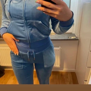 Juicy couture  - Hej, inga skador eller liknande, jätte fina och bekväma, sitter jätte bra vid rumpan och midjan, knappt använda 