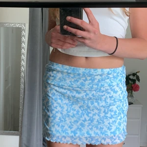Fjärilkjol - Blå kjol med fjärilar 🤍 jag brukar ”scruncha” upp den eller vika in den för att få en miniskirt, är stretchig så kan ha både high, mid eller lowwaist 🤍 användfåral gånger och fint skick🤍 kontakta mig privat för billigare frakt 