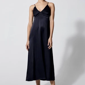 House Of Dagmar Jilly Dress - Superfina Jilly Dress från Dagmar i Strl 36, lång modell och härlig tyngd i materialet. Aldrig använd med prislapp kvar! 