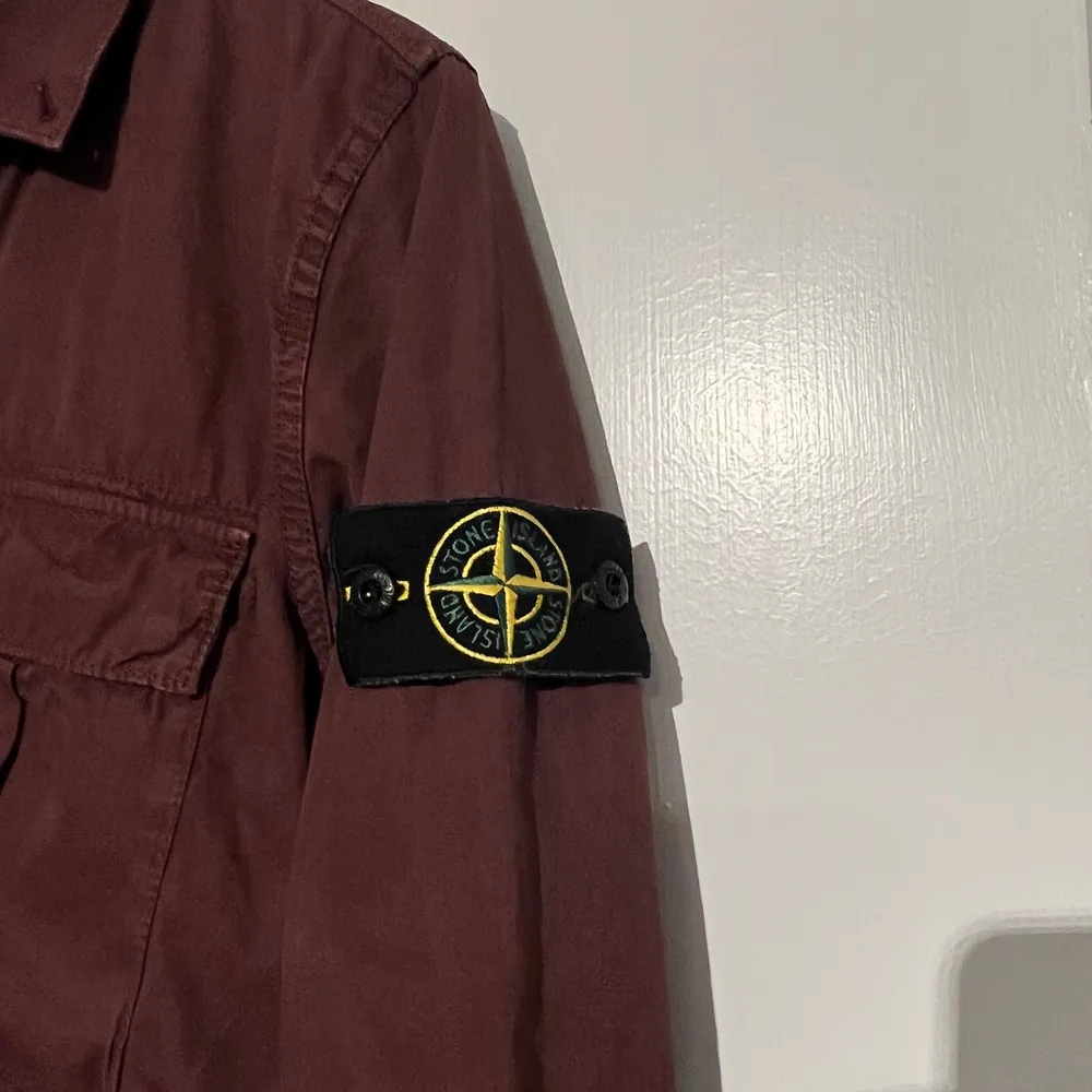 Säljer denna vinröda stone island jacka/overshirt. Köptes på nk i Stockholm  Strl - S Cond - 9/10 . Jackor.