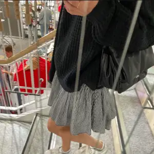 Säljer denna superfina kjolen från ASOS då den inte kommer till användning, den är köpt i slutet av förra sommaren så den är i nyskick. 