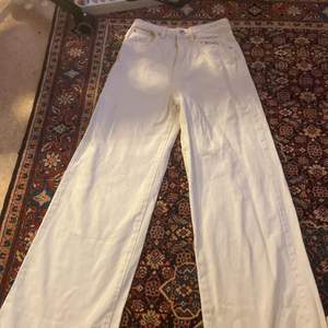 Ett par vit/beiga jeans, skulle gärna vilja ha kvar de själv men tyvärr är de för små. Använda 1 gång.  De va köpta på gina tricot