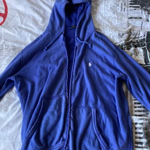 Ralp lauren zip hoodie  - Tröjan är i väldigt bra skick. Knappt använd. Nypris 1300 miinto. Säljer för den är för stor .Pris kan diskuteras vid snabb affär. 
