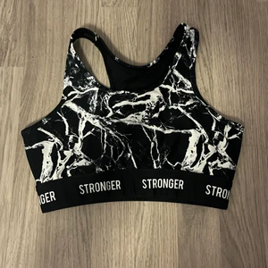 Stronger Sport-bh - Sportbh från stronger, storlek S. Nypris 399 men säljer för 100kr. Slut på hemsidan och oanvänd.