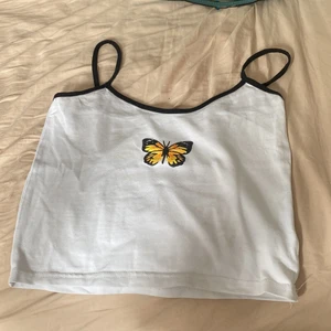 Linne - Jag säljer nu de här super söta vita linnet med en fjäril på. Köpt från shein i storlek S för ca 100kr men pågrund av små missfärgningar på framsidan säljer jag den för 30kr. Köparen står för frakt eller så kan vi mötas upp 💕💕