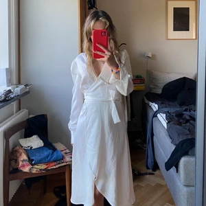 Vit klänning - Vit klänning i XS. I bra skick! Knyts i midjan. 🥰❤️