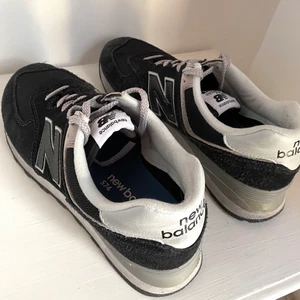 New Balance ML574 - Sneakers - Säljer nu mina knappt använda NB sneakers. Dom har ingen blekning eller liknande utan fortfarande i nyskick då dom köptes in för 2 månader sen för nypris 1095kr.