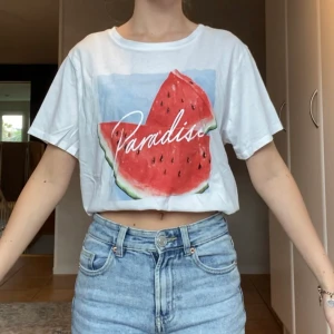 Vit T-shirt med tryck - Vit T-shirt med tryck från H&M. Säljer för att det inte är min stil längre. Nyskick. Kontakta mig via sms för mer info (nummer i min bio), köpare står för frakt 