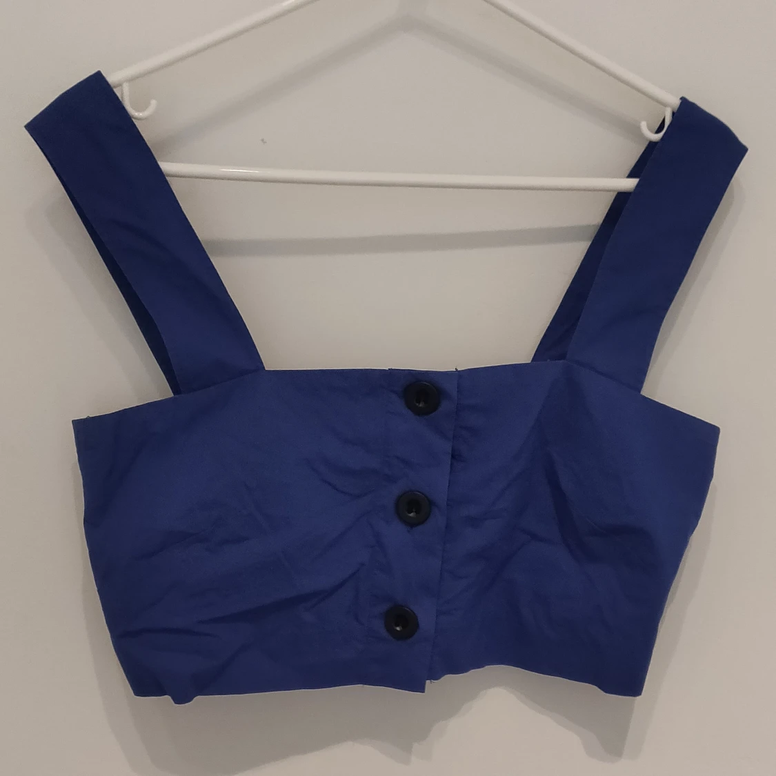 Mörkblå croppad topp från Weekday 