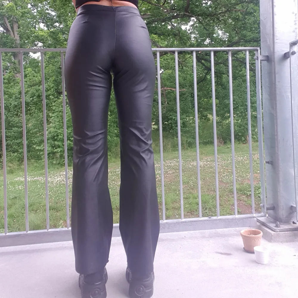 The most gorgeous vegan leather pants with a slightly flared leg. So slim fitting and sexy, highwaisted and breathable. You couldn't ask for a more sexy pair of vegan leather pants. High quality and very comfy!. Jeans & Byxor.