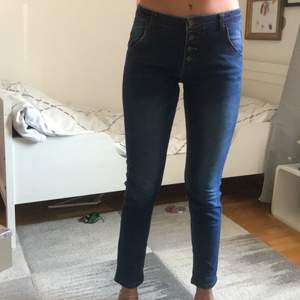 Stretch jeans med knappar stl 158 (xs)  Bärare än 164 lång.  Knappgylf Oanvända 