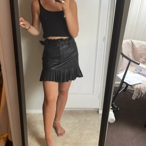 Skinnkjol  - Svart skinnkjol från zara. Aldrig använd💕