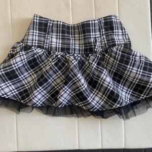 rutig kjol m tull - jättefin jättesöt JÄTTELITEN! passar en liten xs