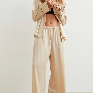 Satin pyjamas set - Säljer detta pyjamas setet från hm jag fick i present förra julen men används inte längre och var bara använd ett fåtal gånger så de är i bra skick🤍 skriv för mer frågor, frakt är ej inräknad!🤍