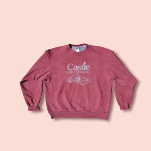 90s champion sweatshirt  - 90s champion sweatshirt   Framsida: castle for chemicals. Baksida: Plain. Detaljer: Struket tryck. 90%bomull 10%polyester   ↔️ Bredd: 60 cm.   ↕️ Längd: 64 cm.   ↘️ Ärm: 60 cm.   🔄Storlek: XL.   🔃Passform: Är oversize för folk som är M-XL.   ⚪ Färg: Vinröd.