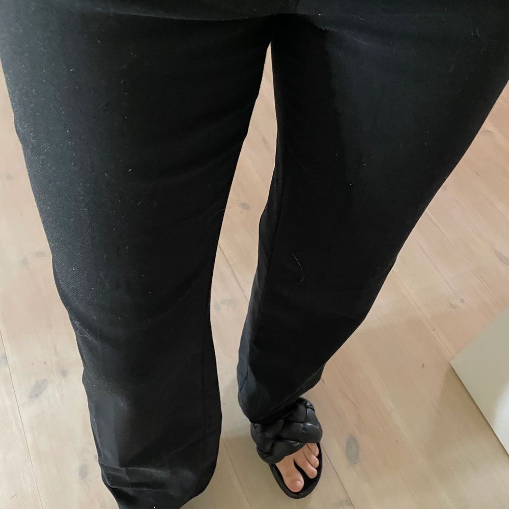 svarta raka kostymbyxor från Monki i storlek 36💄💋. Jeans & Byxor.