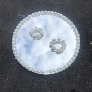 Pärlring -Vivianne  - Handgjord, justerbar ring i vita pärlor. Superfin under sommaren. Bara att höra av dig som intresse finns. Förresten, följ mig gärna på instagram❤️ @ise.details