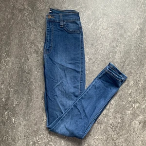 Högmidjade blå jeans storlek 5 / S - Sköna högmidjade jeans från Fashion Nova. Storlek 5 / S. 