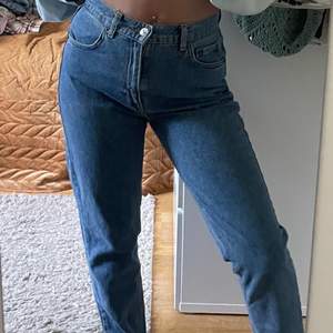 ett par mörkblåa mom jeans från pull & bear