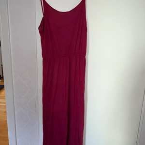 Klänning med slits - Klänning med slits Stl m Vinröd