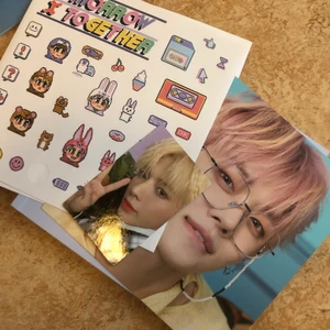 TXT minisode 1 : BLUE HOUR. R Ver. - Nyskick men köpt på bengans förra året. Två utav stickersarna har jag använt men annars är allting med. Nypris 289kr. 