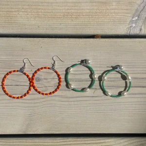 Egengjorda örhängen  - Säljer egengjorda örhängen. Köp direkt för 40 kr per par, eller två par för 70 kr. Hör av dig om du är intresserad av att  beställa eget mönster/form etc för 25 kr extra.🌼 ( Frakt ingår ej)