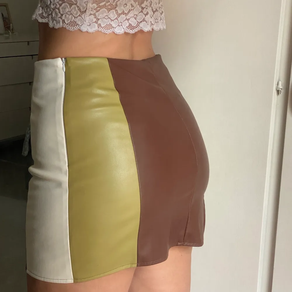 Pu leather Skirt From Amazon Size M  + 26kr postnord tracking delivery. Kjolar.