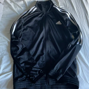 En svart adidas tröja - En svart adidas tröja som är äkta den är i storlek 152. Använd några gånger.💟💯✨