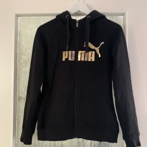 PUMA hoodie  - Svart PUMA hoodie med guld text. Inte oversized.