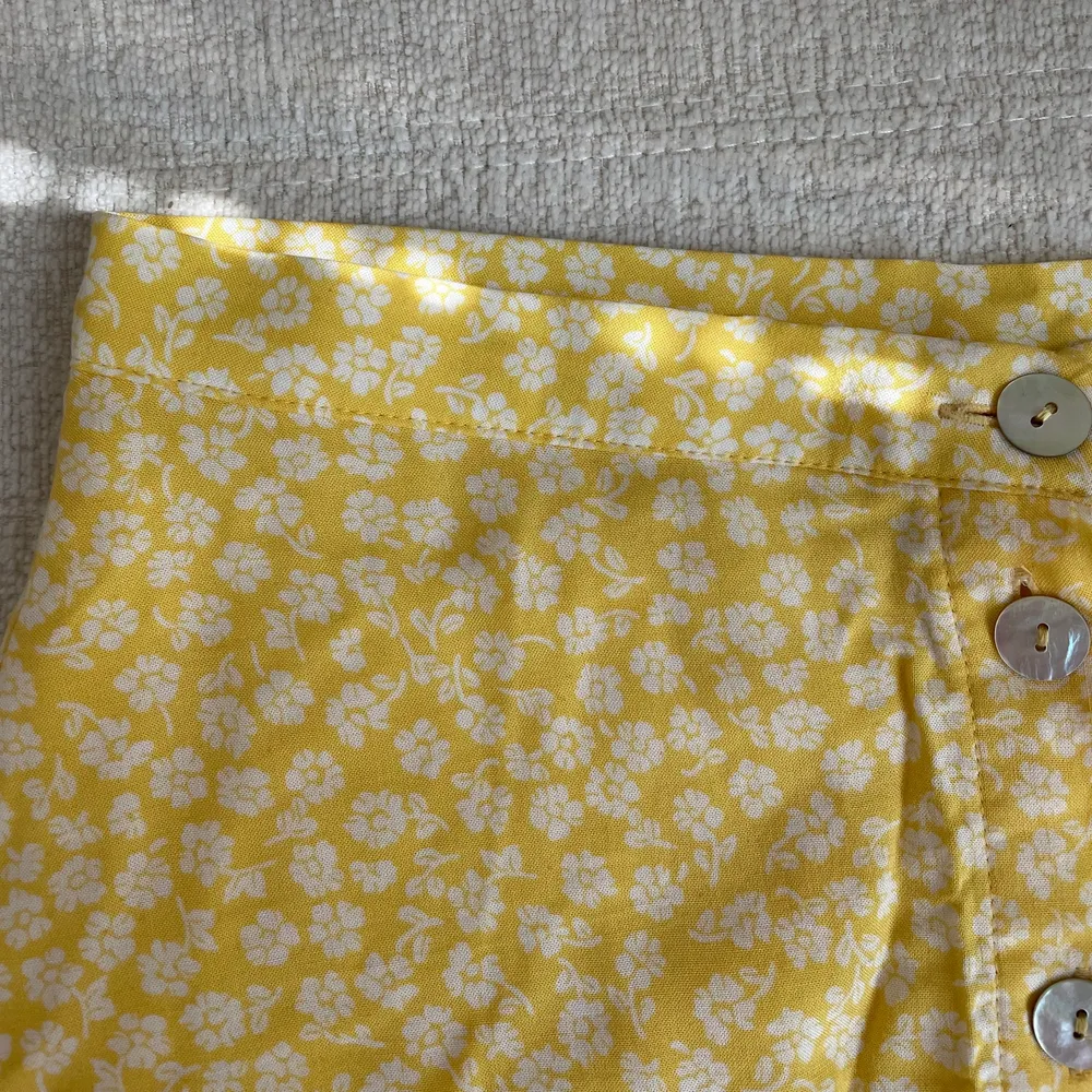 Säljer denna fina blommiga kjol från HM, använd fåtal ggr💕 Jättemjukt tyg och perfekt nu till sommaren! . Kjolar.