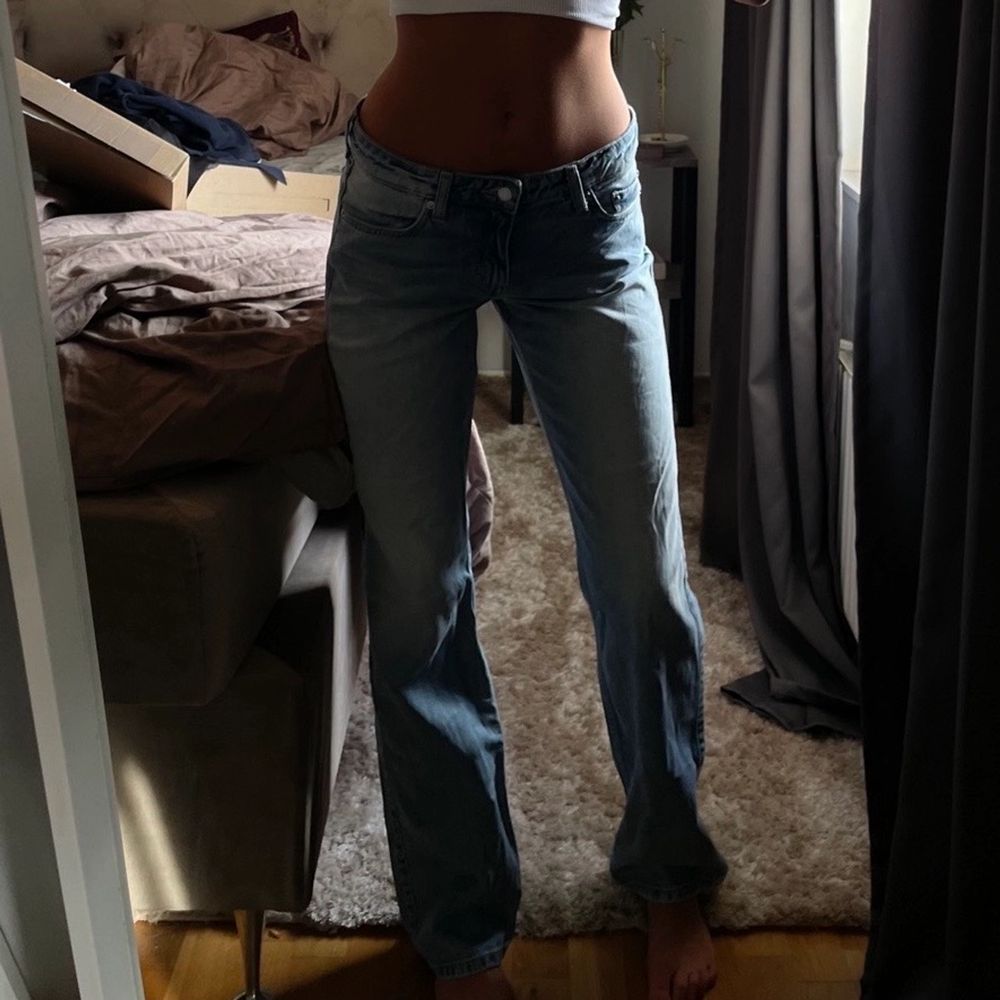Weekday jeans, använda 1 gång då jag köpte fel storlek. Innebens längd: 86 cm . Jeans & Byxor.
