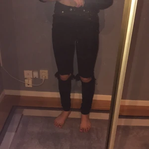 Svarat jeans  - Ett par svarta skinny jeans med hål från lager 157. Använd ett fåtal gånger, bra skick dom är högmidjade. Skickar mer bilder om det behövs. 