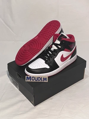 Air Jordan 1 Mid Gym Red  - Air Jordan 1 Mid Gym Red  Storlek: (US 9/ EUR 42,5) Cond: (DS)(Helt Nya) Pris: (2199kr) 