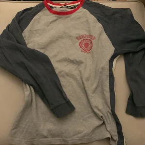 sweatshirt  - säljer denna vintage tröjan som är köpt på sellpy, säljer den eftersom att den är för stor för mig som har storleken S, jag skulle säga att den skulle passa någon som har storleken M eller större! 