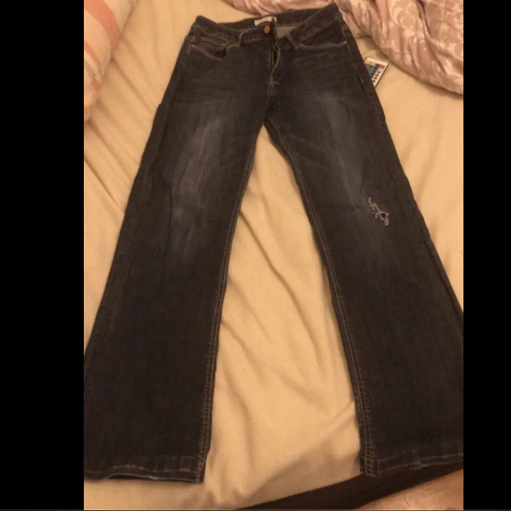 behöver nu sälja mina skit snygga lågmidjade jeans som absolut är en stor favorit i min garerob😻 de är i strl 40 men jag brukar ha 36 o dom passar mig jätte bra👌 . Jeans & Byxor.