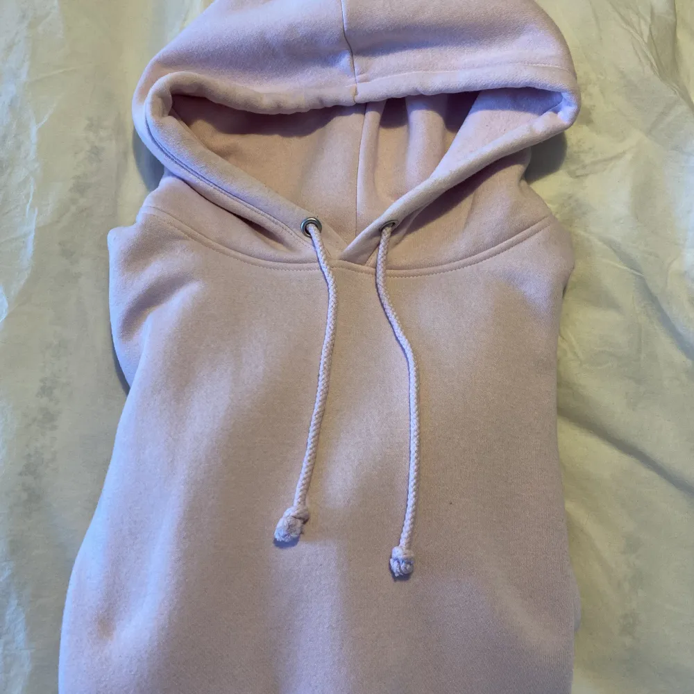 Ljusrosa hoodie från bikbok i Str xs men stor i storleken så passar därför även S. Färgen syns dåligt på bilderna men kolla bikboks hemsida för bättre bild. Använd max 3 gånger därav i så gott som nyskick. Köpt för 399kr säljer nu för 150kr inkl frakt.. Hoodies.