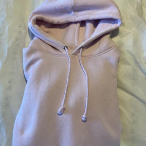 Bikbok hoodie - Ljusrosa hoodie från bikbok i Str xs men stor i storleken så passar därför även S. Färgen syns dåligt på bilderna men kolla bikboks hemsida för bättre bild. Använd max 3 gånger därav i så gott som nyskick. Köpt för 399kr säljer nu för 150kr inkl frakt.