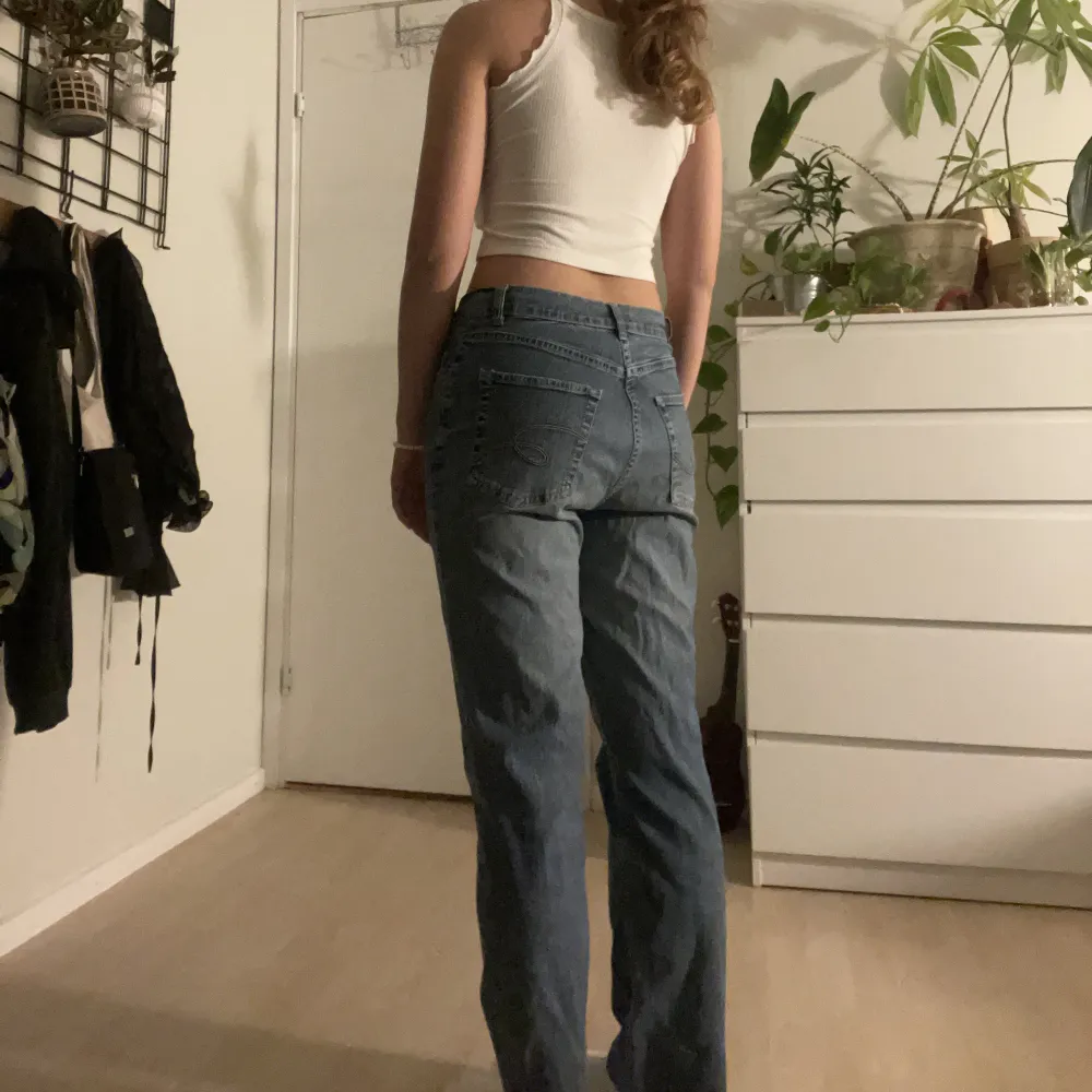 Straight jeans med strech!! Lite för stora för mig. . Jeans & Byxor.