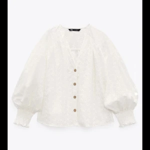 Vit Blus - Så fin somrig blus från zara. Jättebra skick skriv för fler bilder!🥰