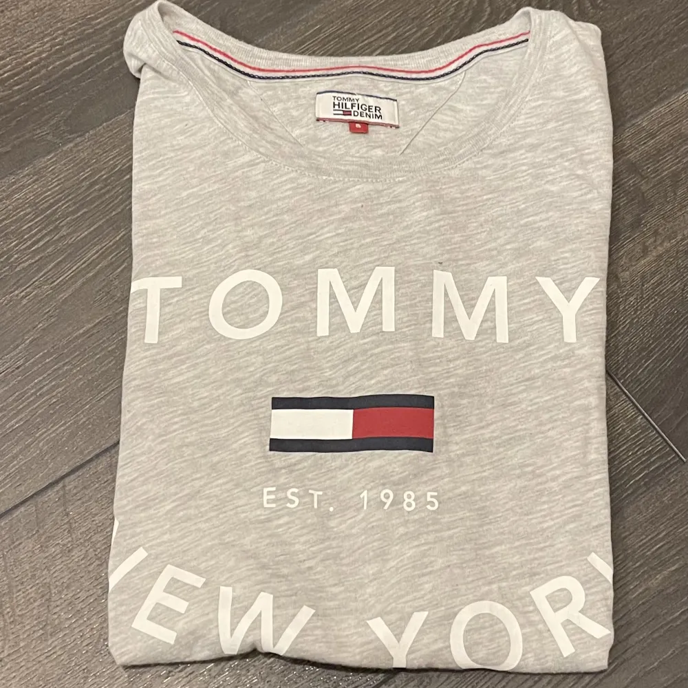 Säljer en ljusgrå T-shirt från Tommy Hilfiger i storlek S, använd ett fåtal gånger men är i mycket fint skick. Kan tänkas mötas upp i Växjö annars står köparen för frakten☺️. T-shirts.