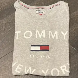 Säljer en ljusgrå T-shirt från Tommy Hilfiger i storlek S, använd ett fåtal gånger men är i mycket fint skick. Kan tänkas mötas upp i Växjö annars står köparen för frakten☺️